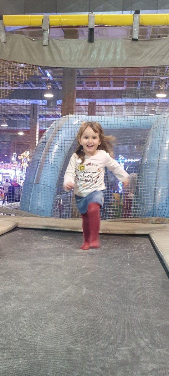 Duele mucho ver que la niña de la feria de Murcia haya perdido la vida por los mismos motivos que Vera: una deficiente instalación y una nula revisión. ¿Hasta cuándo? ¿Cuántas criaturas más tienen que morir para que se endurezca la normativa y para que los ayuntamientos asuman