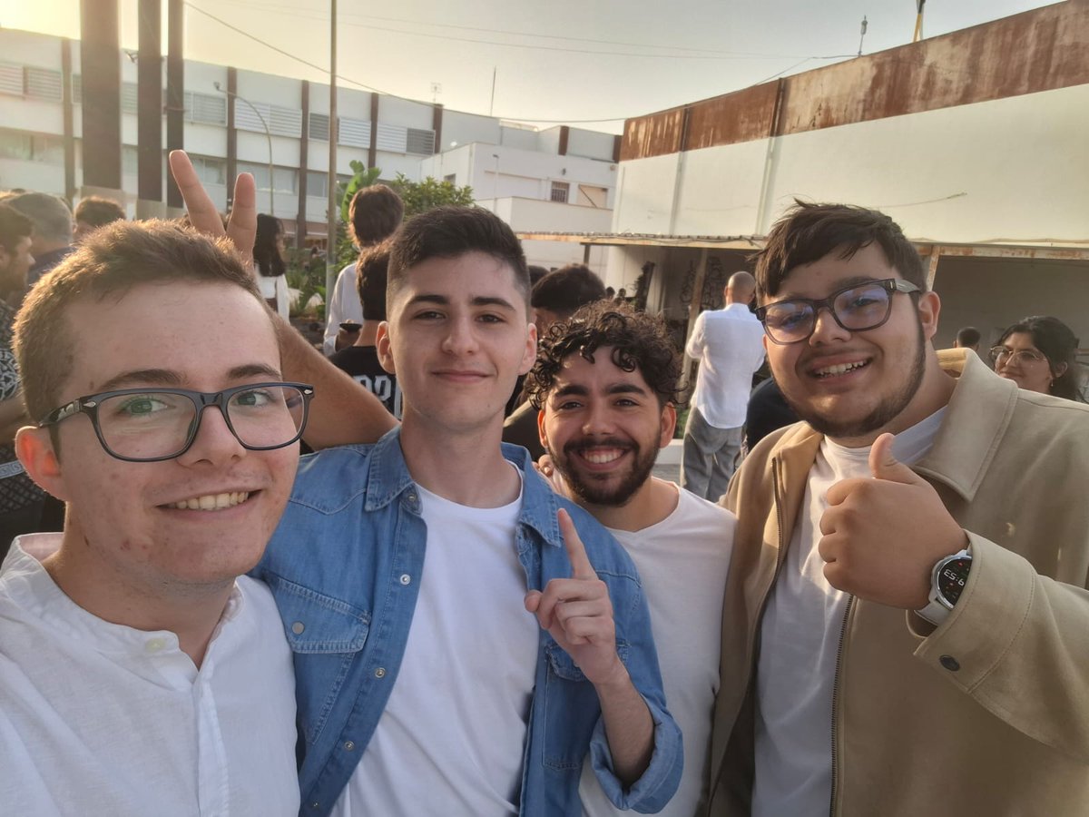 SevenDLA's tweet image. Graduated 😄