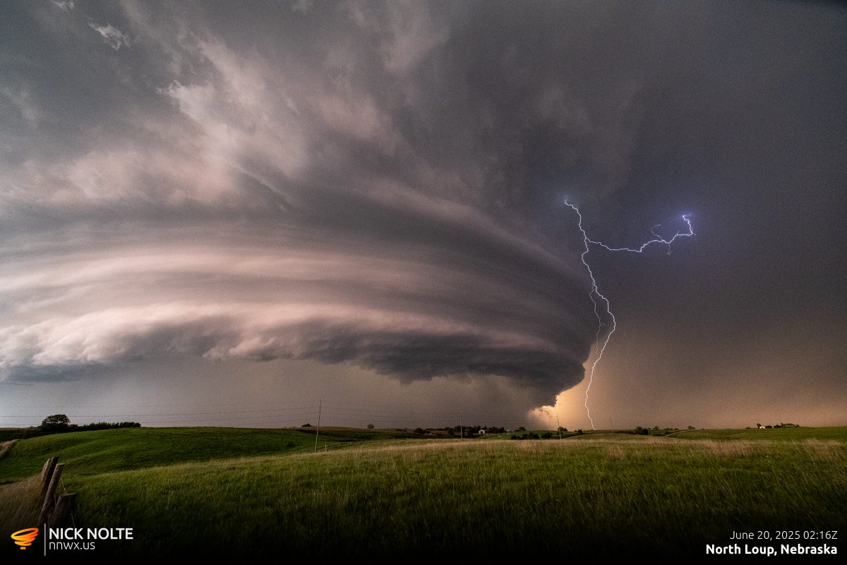 The storm that tracked along highway 11 this evening in Nebraska put on quite the structure and light show. #newx