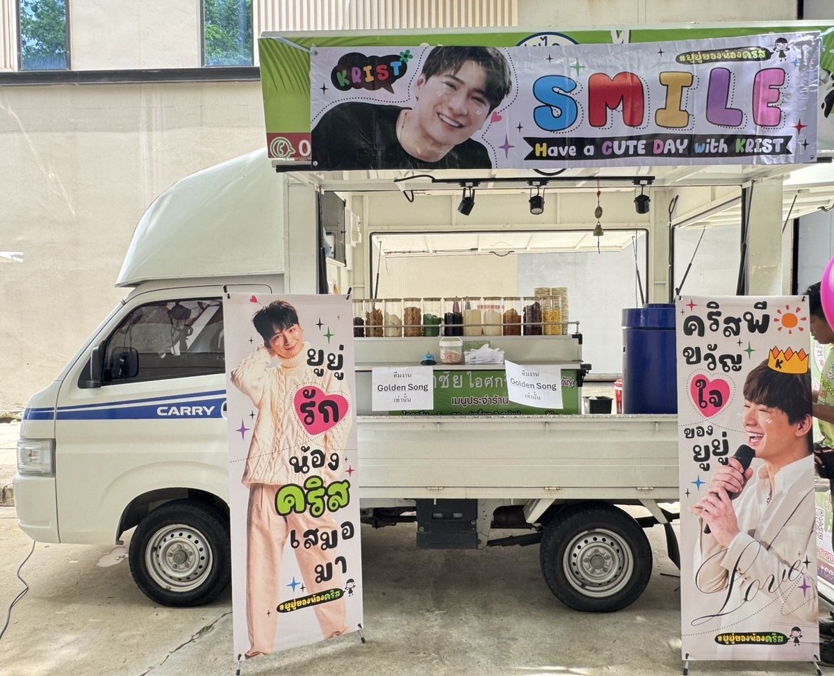 krist_est's tweet photo. 20/6/2025

จัดส่งกองทัพฟู๊ดทรัคเพิ่มพลังสำหรับกองถ่ายทำ #TheGoldenSong7 รอบรองชนะเลิศในวันนี้เรียบร้อยแล้วค่ะ 

ขอให้การถ่ายทำราบรื่นประสบความสำเร็จ ไร้อุปสรรคนะคะ 

ขอบคุณแฟนคลับทุกท่านสำหรับการสนับสนุนด้วยดีเสมอมาค่ะ 

#KristPerawat @kristtps 

**หมายเหตุ : รถทรัคคันที่4-6 https://t.co/pMZ71nYQRC