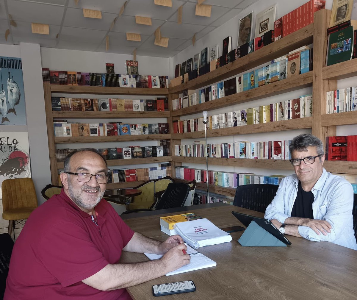 Dostlar, sizlerin de yakinen takip ettiği üzere takriben beş yıldır YouTube kanalımda her cumartesi akşamı saat:22.00’de, “Zirve Şairlerimizden Şiirler” programı gerçekleştirmekteyim.
CANLI yayın konuğum olan kıymetli şair, yazar ve akademisyenlerin portre ve bir şiirinin de yer