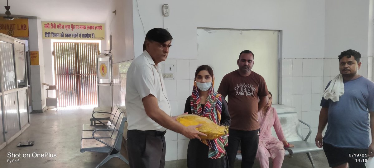 दिनाँक 19-06-2025 को जनपद #बागपत में #टीबी_मुक्त_भारत_अभियान के तहत जिला क्षय रोग अधिकारी डॉक्टर यशवीर सिंह जी के द्वारा टीबी मरीज को प्रथम BPALM टेबलेट दी गई एवं साथ ही मरीज को निश्चय पोषण पोटली का वितरण किया गया. 
#TBMuktBharat #BPALM