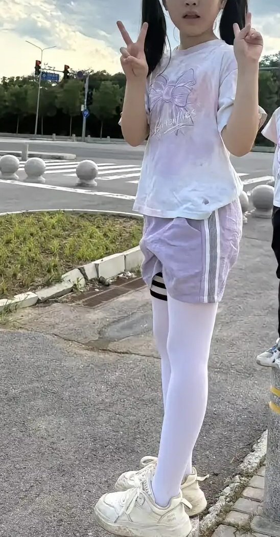 跟夫人复述了女鹅的话，问这是什么情况，结果夫人漫不经心的说童言无忌嘛，让我不要那么敏感，转头问我有没有看到她给女鹅买的黑丝，她要跟女鹅一起做朋友专属模特，让我以后晚上不用等她们回家
你这真是。。。无奈
#人妻 #绿帽 #淫妻 #母女