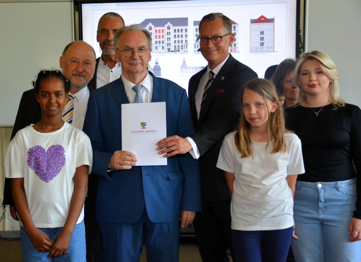 #Bildung ist im #Burgenlandkreis das zentrale Thema im #Strukturwandel. Nun kann auch der Bau des Bildungscampus <a href="/ZeitzWandel/">Zeitz im Wandel</a> beginnen. Die Sanierung der Sekundarschule III und der Grundschule Stadtmitte für fast 18 Millionen Euro wird durch einen Zuwendungsbescheid von