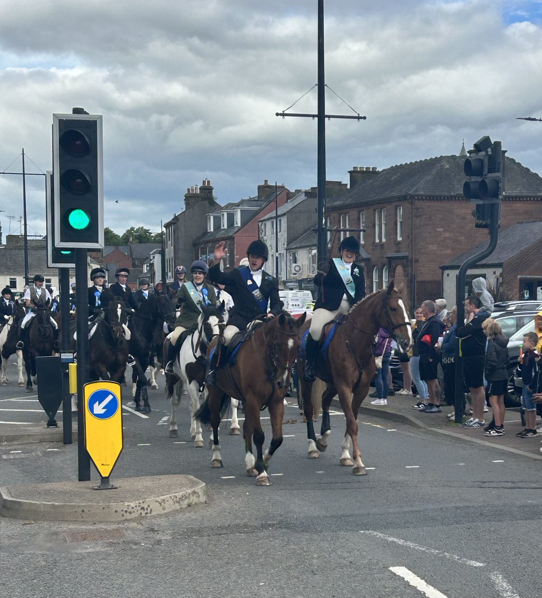 Its Guid Nychburris in #Dumfries tomorrow so there will be some road closures in the morning whilst Community Officers escort the horses around the town. From 4:30pm a full road closure will be in place in the town centre. Bus times will be affected. orlo.uk/kG9lS