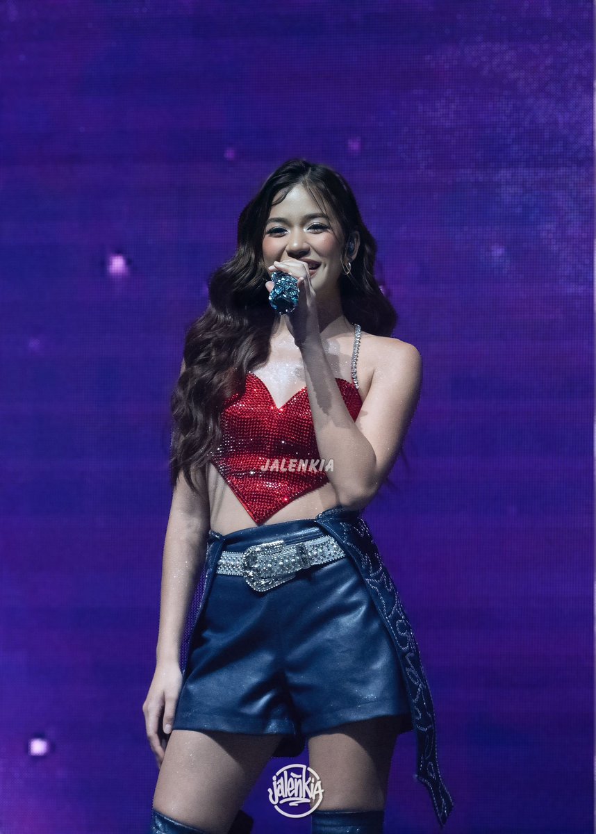 iahsgf's tweet photo. aiah wearing a heart shaped top 😩 https://t.co/qUhzuqsTJG