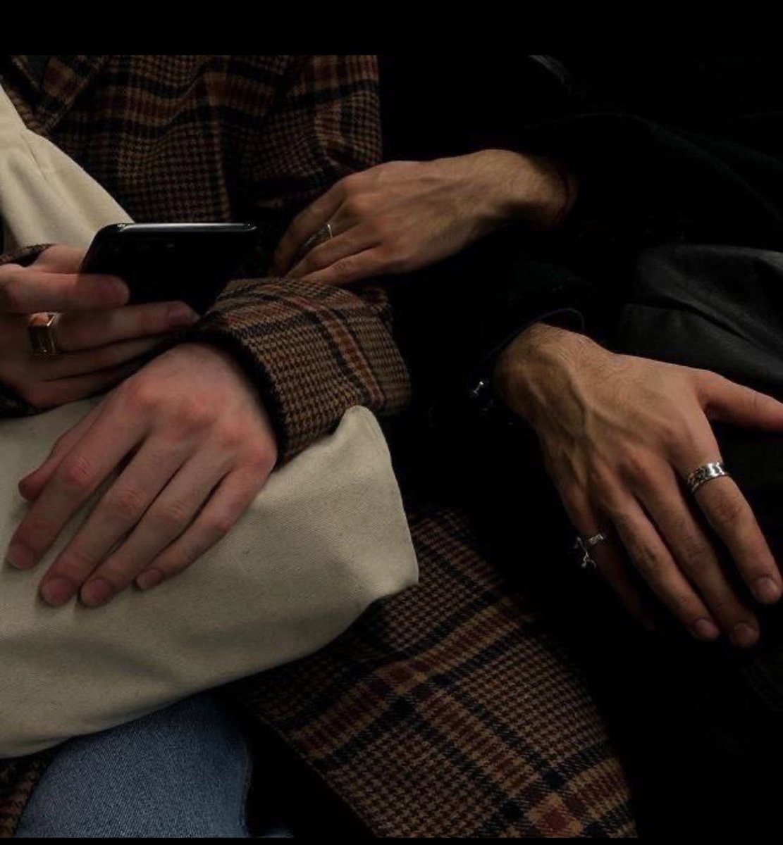 لكنه شديد الحنيه معي يغمرني بحنانه يعاملني كأنني أميرته كأنني كل انتصاراته كأنني كل احلامه يعاملني بكل ما وجد بالحياة من حنان وحُب❤️💍