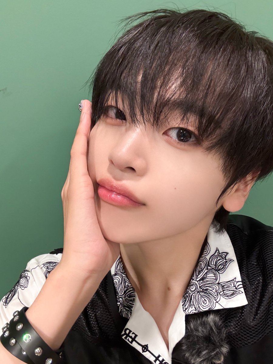 [📸] 250620
MBC M #주간아이돌
⠀ 
#CRAVITY #크래비티
#형준 #HYEONGJUN
#DaretoCrave
#SETNETG0?! #SETNETGO