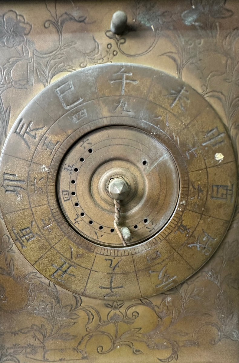 hareitiba's tweet image. .
telling time in edo
daimyo clock
arabesque engraving

#japaneseantique #clock #daimyo #edoscience #arabesque #engraving