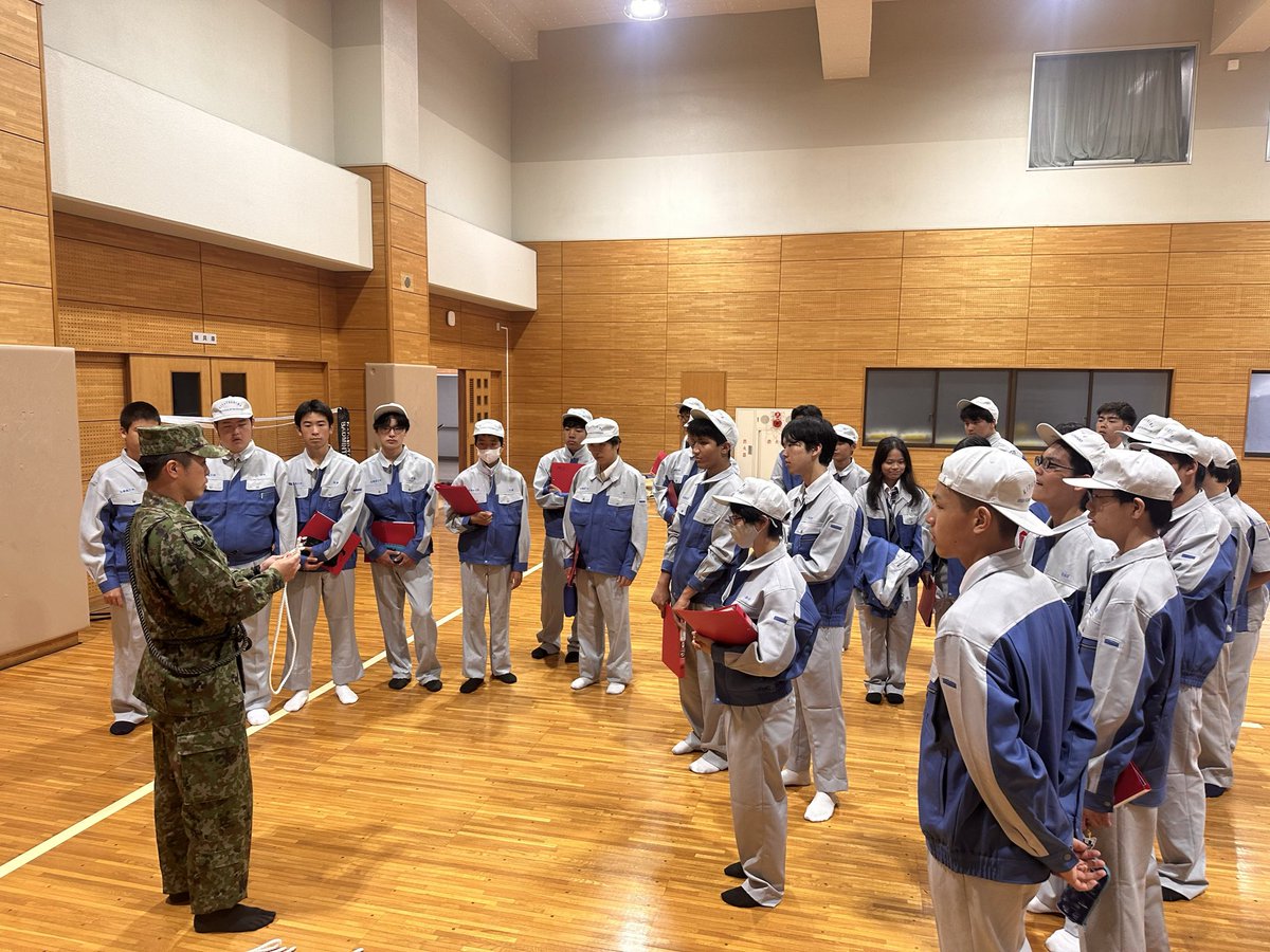 1i_nerima's tweet image. 連隊は北豊島工科高等学校都市防災技術化で防災に関する講演を実施しました。ロープワークや人命救助システムの使用方法、装甲車等の展示を行い、生徒の皆さんも興味をもって熱心に取り組んで下さいました。
#練馬
#1連隊
#防災