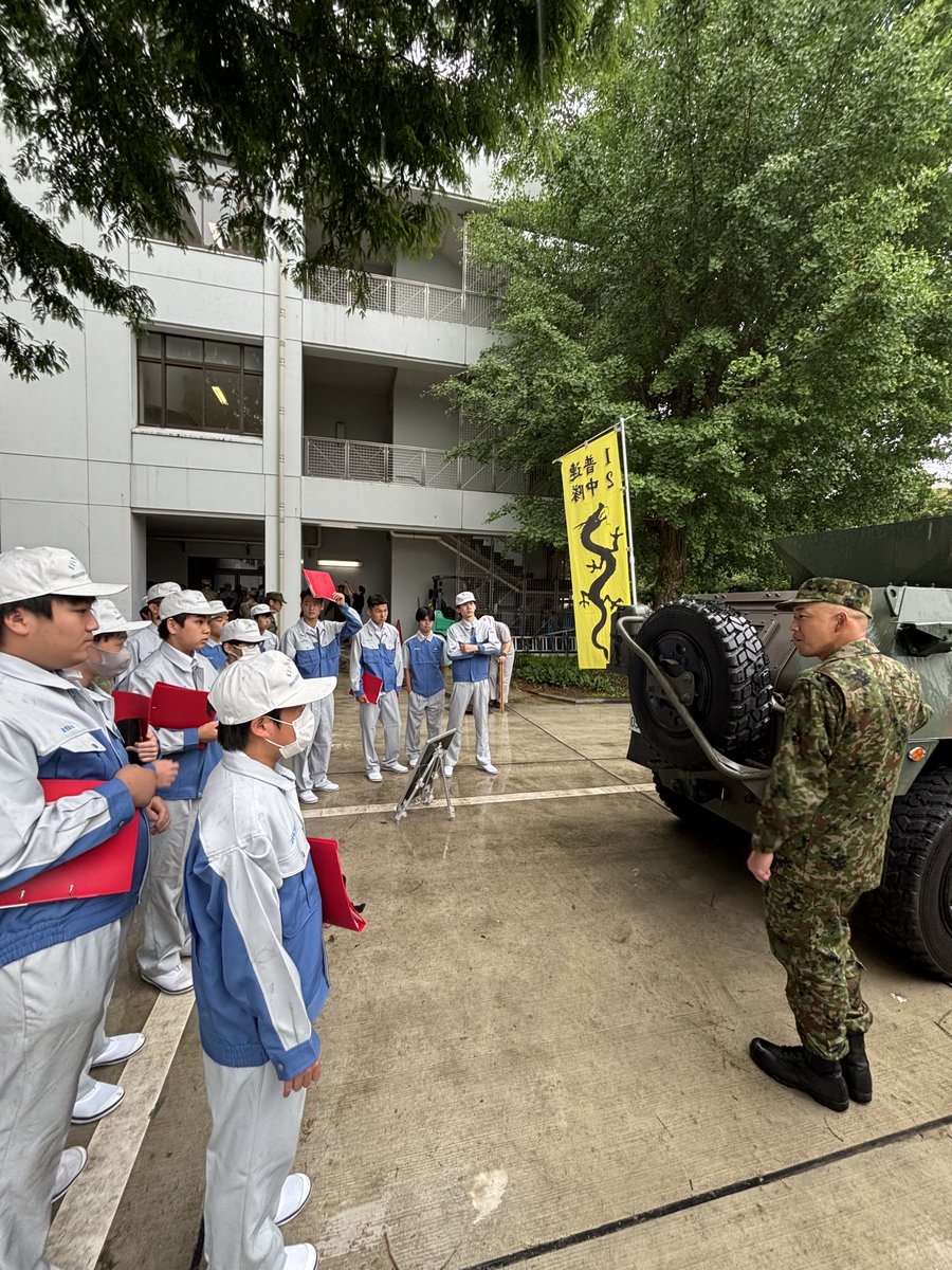 1i_nerima's tweet image. 連隊は北豊島工科高等学校都市防災技術化で防災に関する講演を実施しました。ロープワークや人命救助システムの使用方法、装甲車等の展示を行い、生徒の皆さんも興味をもって熱心に取り組んで下さいました。
#練馬
#1連隊
#防災