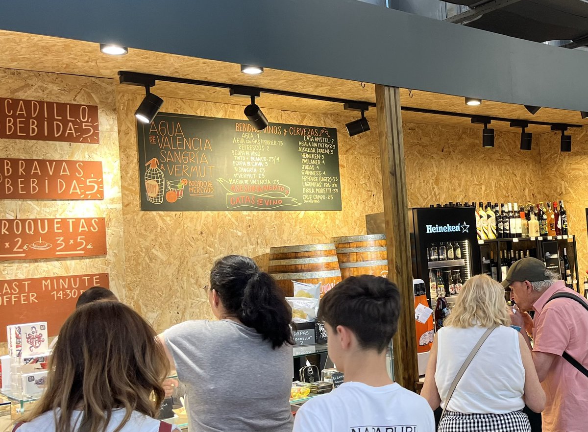 AmicsDelCarme's tweet image. Les noves parades del @MCentralVlc pareixen més un bar: “bebidas, bravas, croquetas”.
Tot amb el beneplàcit dels responsables @CristOliete @ballester_santi i @mjosecatala
Quan es transforme en un megabar…
“¡… que nadie le llore!”