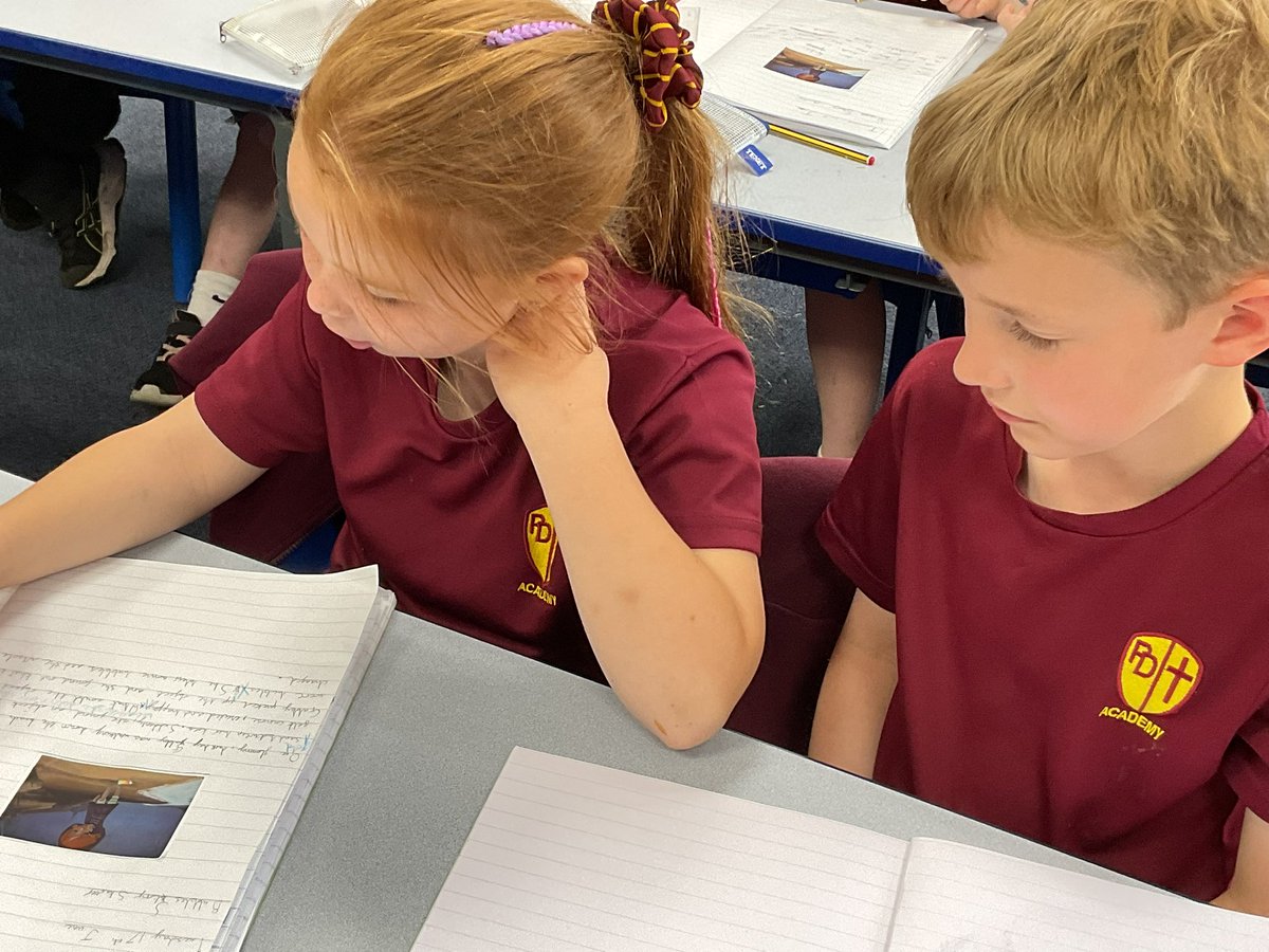 PDA_Y2's tweet image. Sharing and editing our Bubbles story starter with our writing partner. #pdaenglish 👀👍⭐️