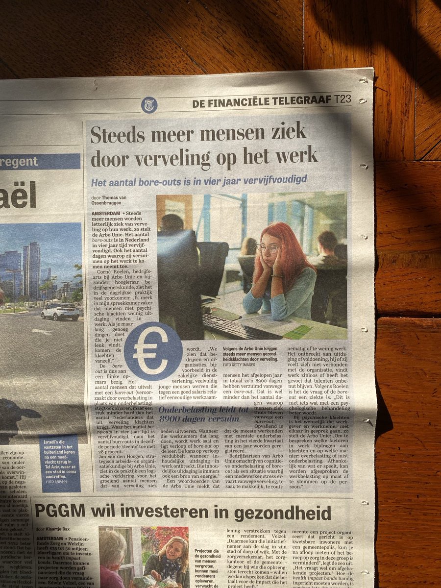 Je kunt je neerleggen bij verveling maar je zou je ook kunnen afvragen hoe maak ik mijn werk leuker en bespreek dan jouw gedachten hierover met collega’s en/of jouw meerdere. Zoek uitdagingen.