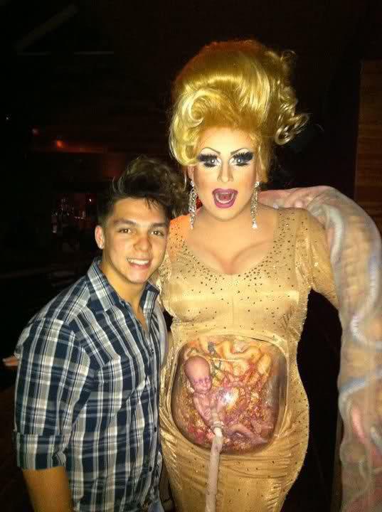 진심으로 이 사진 보고 정줄 놓음...
살다살다 이렇게 모욕적이고 끔찍한 건 처음 봤어