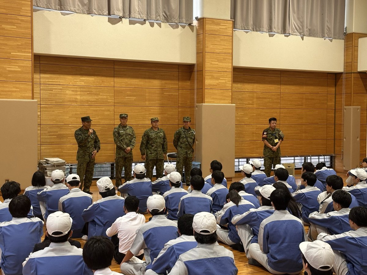 1i_nerima's tweet image. 連隊は北豊島工科高等学校都市防災技術化で防災に関する講演を実施しました。ロープワークや人命救助システムの使用方法、装甲車等の展示を行い、生徒の皆さんも興味をもって熱心に取り組んで下さいました。
#練馬
#1連隊
#防災