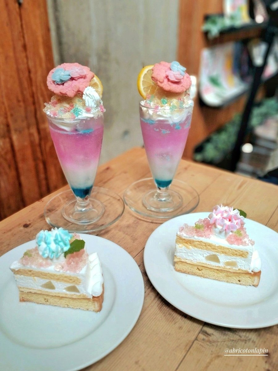 abricotonlapin's tweet image. サンデーブランチ(下北沢)
「紫陽花クリームソーダ」
桃とレモンのソーダ、バニラアイス、紫陽花クッキー他
「紫陽花ショートタルト」
白桃コンポートをサンドしたショートケーキタイプのアーモンドタルト🌸
毎年この季節になると楽しみな紫陽花スイーツ。今年も綺麗&美味しかった🥰
7月上旬頃まで