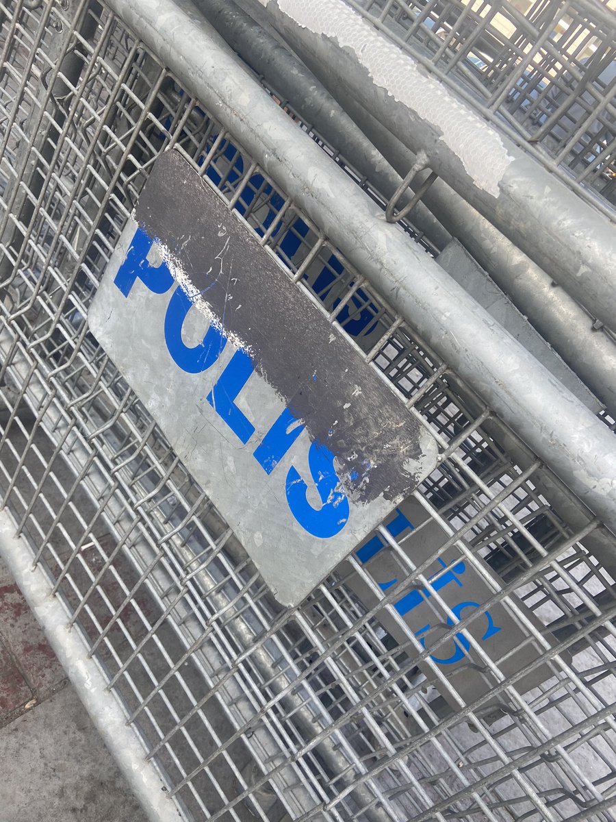 Taksim'de barikatların yerine bakarak takvimi okuyabiliyoruz: Apartman önlerine kadar kurulduysa 1 Mayıs, sokak aralarındaysa 8 Mart, cadde başlarındaysa Onur Haftası...

<a href="/istanbulpride/">İstanbul LGBTİ+ Onur Haftası</a> #onurhaftası