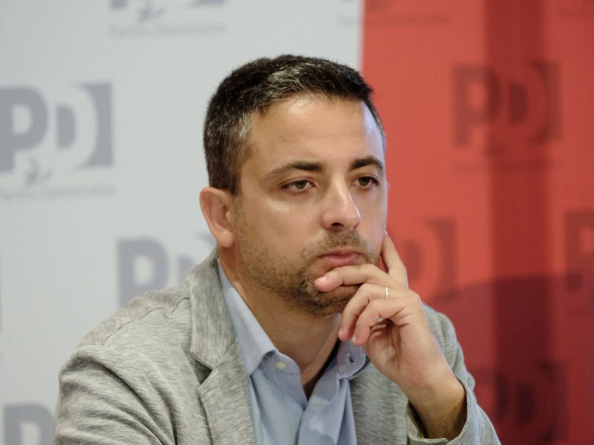 Il piddì Marco Furfaro ha avuto da ridire su Giorgia Meloni che ha portato con sé in viaggio la figlia, svolgendo insieme al ruolo politico anche quello di madre. Dallo sguardo rivolto al vuoto del suddetto, si possono vedere i pochi neuroni lottare ferocemente per, per, per (eh,