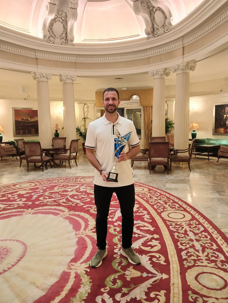 IkerGlez10's tweet photo. Entrega de Copas a los entrenadores campeones de las diferentes categorías de fútbol. 
Eskerrik asko a @fvf_bff por el reconocimiento y a jugadores, cuerpo técnico y @DanokBatClub por hacer posible el título y el ascenso a Liga Vasca con nuestro juvenil C. https://t.co/LSJf7ahPWW