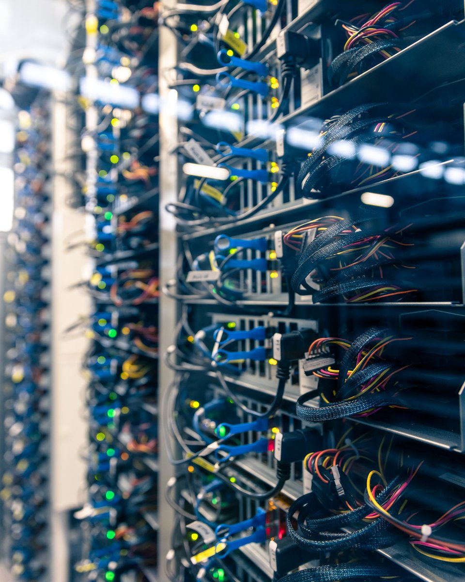 Neat cables. Cool servers. Green energy.
This is how we do it 😎🎯