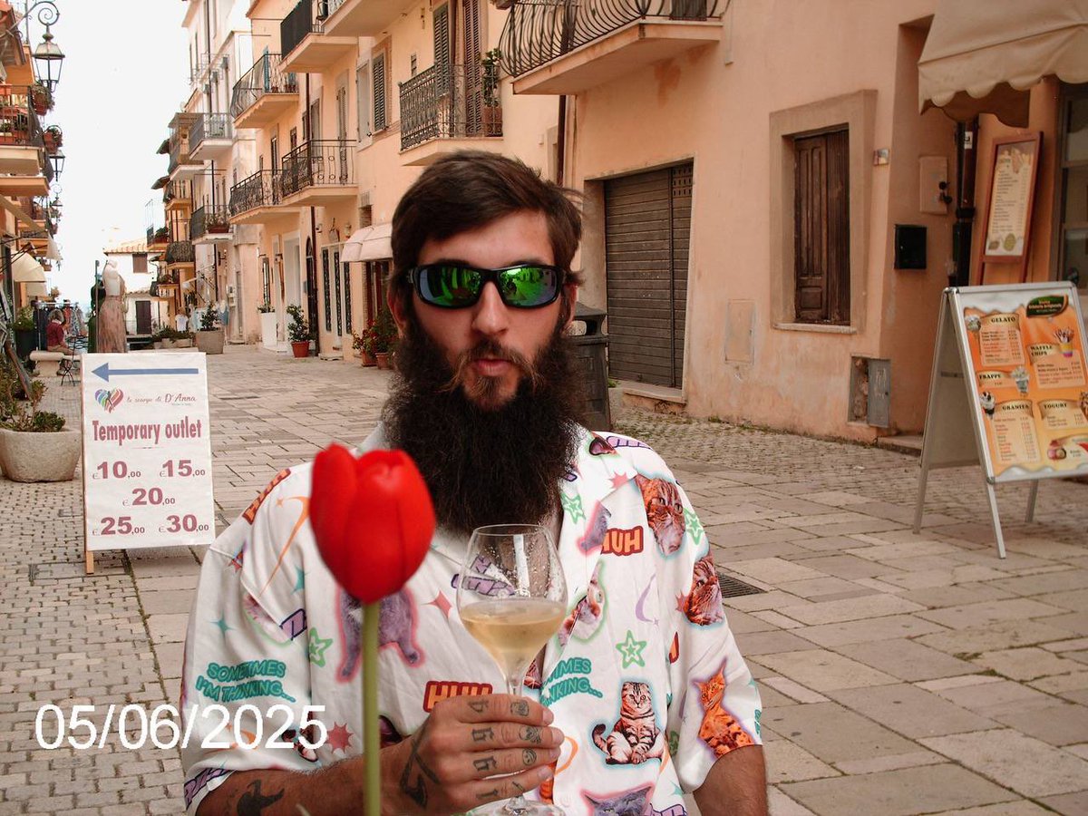 Я тобі букєтік через інтернетік, а ти мені донат на баночку, домовились?

send.monobank.ua/jar/4GjAvZiaJp