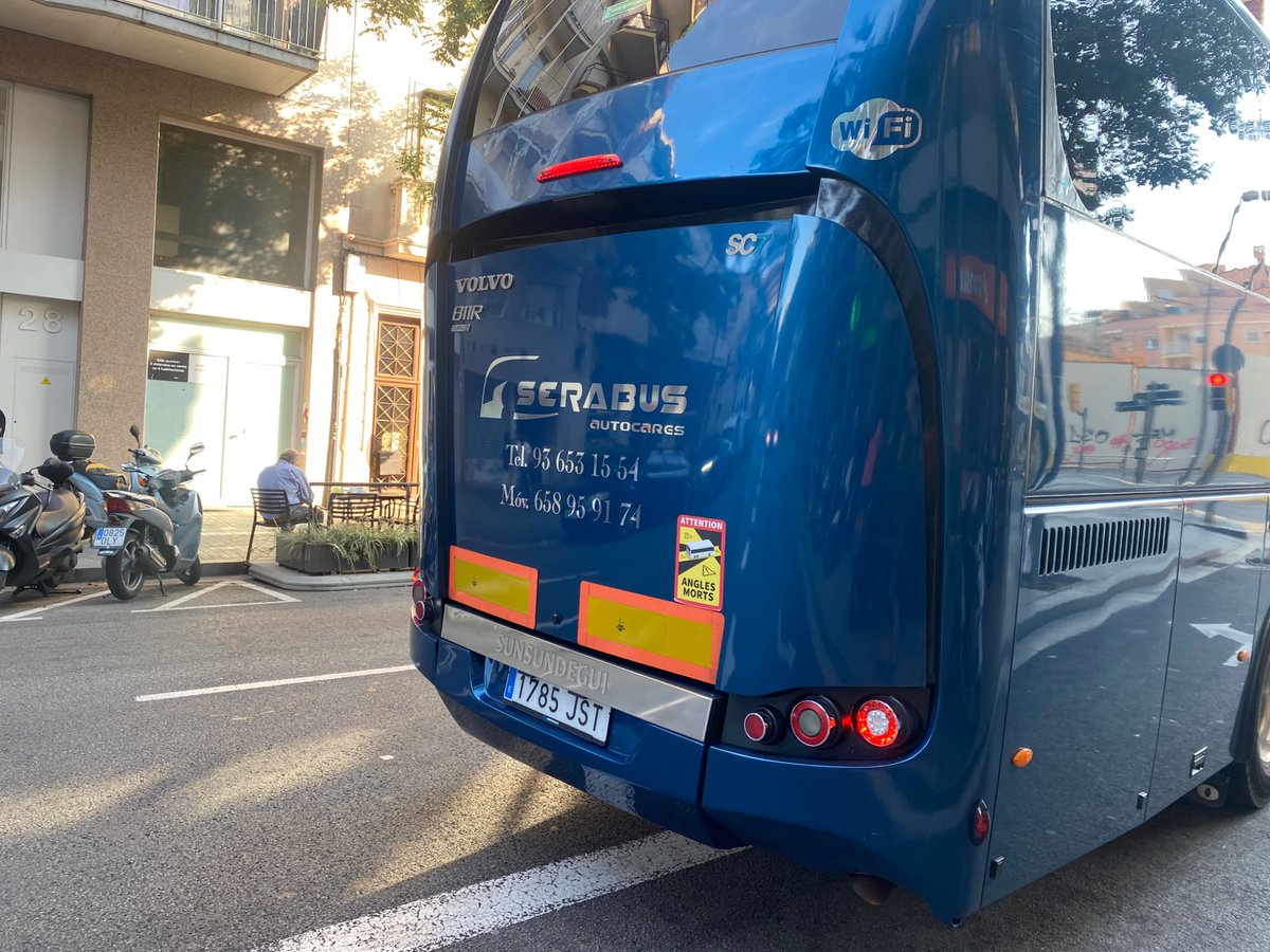 El col•lapse turístic q vivim al voltant del #ParkGüell ja afecta a carrers força allunyats del parc. Veiem autocars carregant i descarregant il•legalment turistes a pça Sanllehy, Camèlies, Travessera i ara a Verge de Montserrat