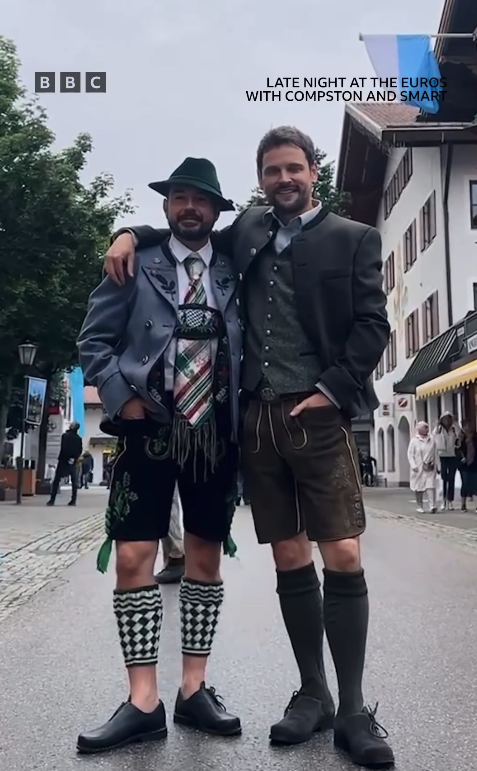 Team_GSmart's tweet image. Time for the Friday Bonus #RestlessNatives episode.
@gordonsmart & @martin_compston are back together, if only online, as Martin's in Dublin & Gordon's back at Tisney Studios.
Delving again into emails from listeners & reminiscing about this time last year in Germany🏴⚽️…