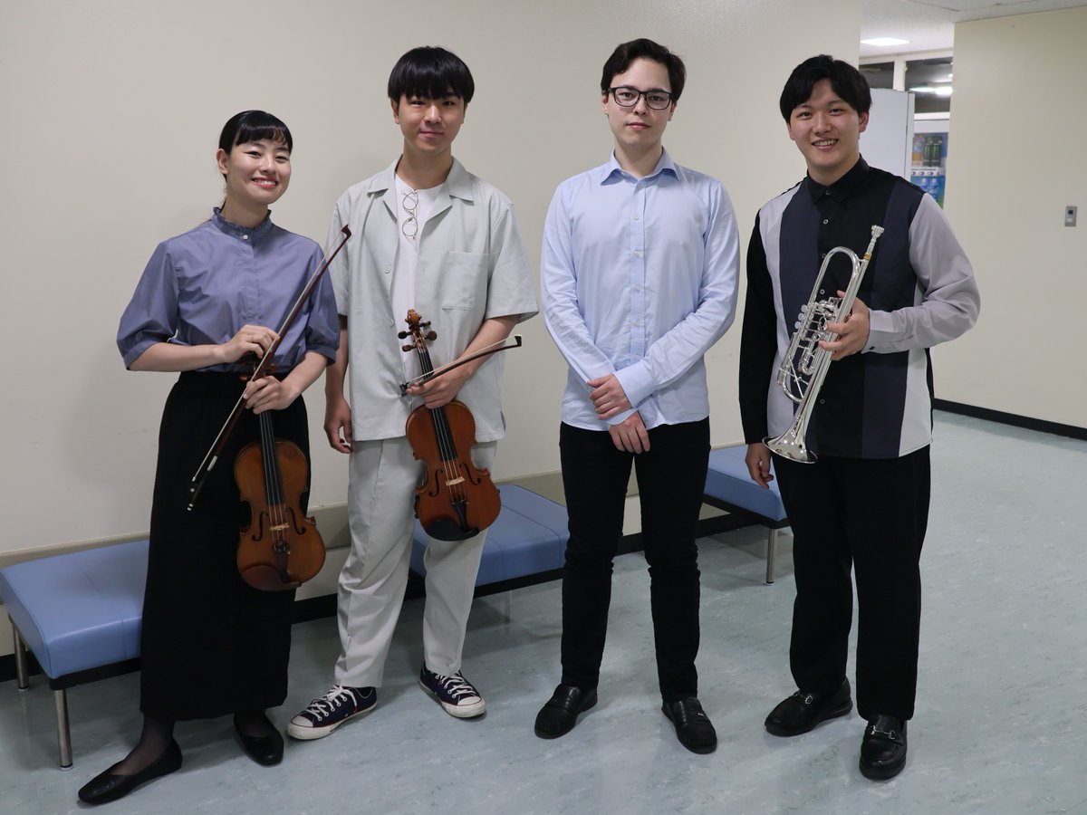 #N響 6月定期公演 Cプログラム

#nhkso #TarmoPeltokoski

6月Cプログラムの指揮者 #タルモ・ペルトコスキ は、2000年生まれの25歳。
楽員にも同学年のメンバーがいて、ゲネプロ後に集まってみました🎶

トランペット🎺 #藤井虹太郎、ヴァイオリン🎻 #飯塚歩夢、#清水伶香