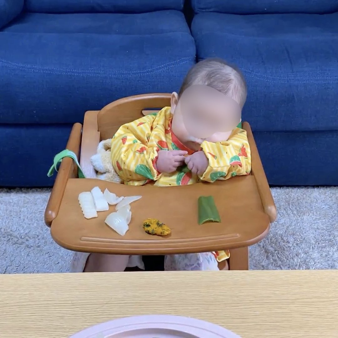 【BLW離乳食のリアル】

張り切って可愛いプレートやお食事エプロンを揃えたけど、
結局テーブルに直置きが1番。笑

スタート初期は食べ物より柄や色に気を取られて、手が出ないことも。

食べ物とそれ以外を区別する練習から始まるんだな、と実感。

#blw離乳食 #離乳食記録