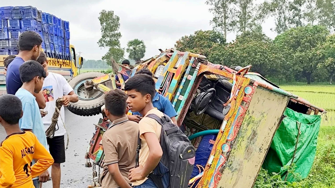 নওগাঁয় পিকআপ-ভটভটি সংঘর্ষে নিহত ১: পিকআপ চালক ঘটনাস্থলেই প্রাণ হারালেন