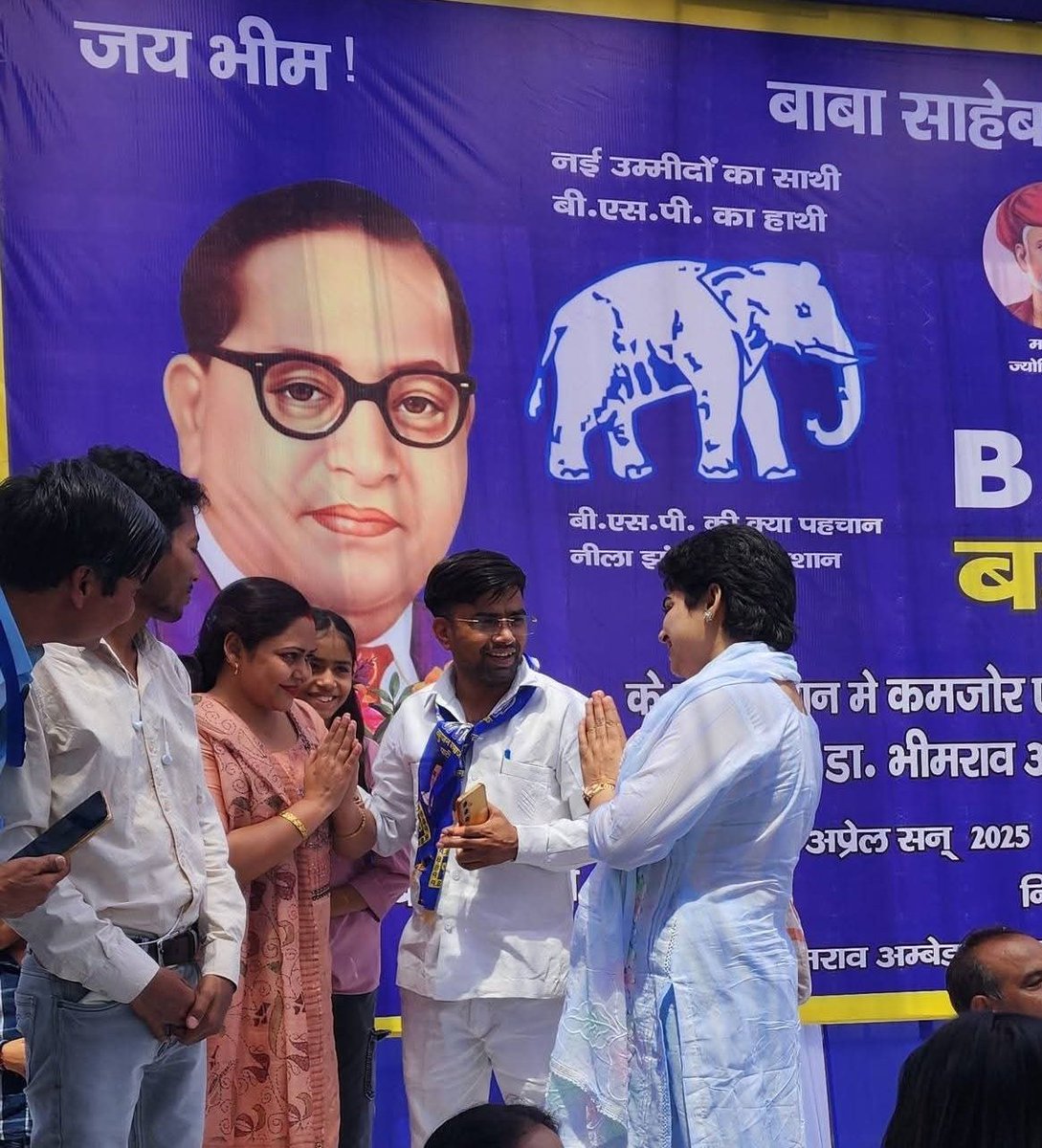 Uttam Bharati (@uttambsp14) on Twitter photo मैंने बहुत से लोगो को बहुजन समाज पार्टी के लिए मेहनत करते हुए देखा है , पर मान्य <a href="/rekharanibsp/">Rekha Rani</a> जी जैसा मेहनती और संघर्ष कार्यकर्त्ता नहीं देखा , इन्होंने अभी तक बिना पद के जिला गौतम बुद्ध नगर और जिला बुलंदशहर में बीएसपी के झंडे को लेकर घूम रही है ,
<a href="/AnandAkash_BSP/">Akash Anand</a> ji <a href="/bspindia/">Bahujan Samaj Party</a> मैंने बहुत से लोगो को बहुजन समाज पार्टी के लिए मेहनत करते हुए देखा है , पर मान्य <a href="/rekharanibsp/">Rekha Rani</a> जी जैसा मेहनती और संघर्ष कार्यकर्त्ता नहीं देखा , इन्होंने अभी तक बिना पद के जिला गौतम बुद्ध नगर और जिला बुलंदशहर में बीएसपी के झंडे को लेकर घूम रही है ,
<a href="/AnandAkash_BSP/">Akash Anand</a> ji <a href="/bspindia/">Bahujan Samaj Party</a>