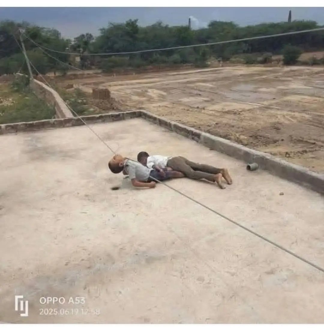 वैर विधानसभा क्षेत्र के हलेना थाना के अंतर्गत गांव बेरी में दो सगे भाइयों की हाई टेंशन लाइट नीचे होने के कारण  मृत्यु हो जाना अत्यंत  दुखद है मेरी संवेदना शोकाकुल परिवार के साथ है विद्युत विभाग की लापरवाही की वजह से किसी के घर का चिराग बुझ गया इसका कौन जिम्मेदार है <a href="/RajCMO/">CMO Rajasthan</a>