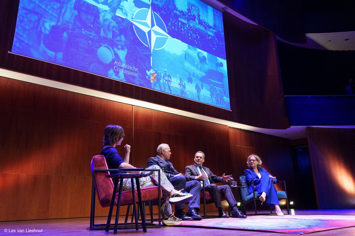 Caspar Veldkamp (@ministerbz) on Twitter photo Kijk terug op een mooie avond in TivoliVredenburg in Utrecht. Samen met Laila Frank, Beatrice de Graaf en <a href="/CDS_Defensie/">Generaal Onno Eichelsheim</a> gingen we in gesprek over onder meer de aankomende #NAVO-top en de rol van vrouwen in vrede en veiligheid. 1/2 Kijk terug op een mooie avond in TivoliVredenburg in Utrecht. Samen met Laila Frank, Beatrice de Graaf en <a href="/CDS_Defensie/">Generaal Onno Eichelsheim</a> gingen we in gesprek over onder meer de aankomende #NAVO-top en de rol van vrouwen in vrede en veiligheid. 1/2