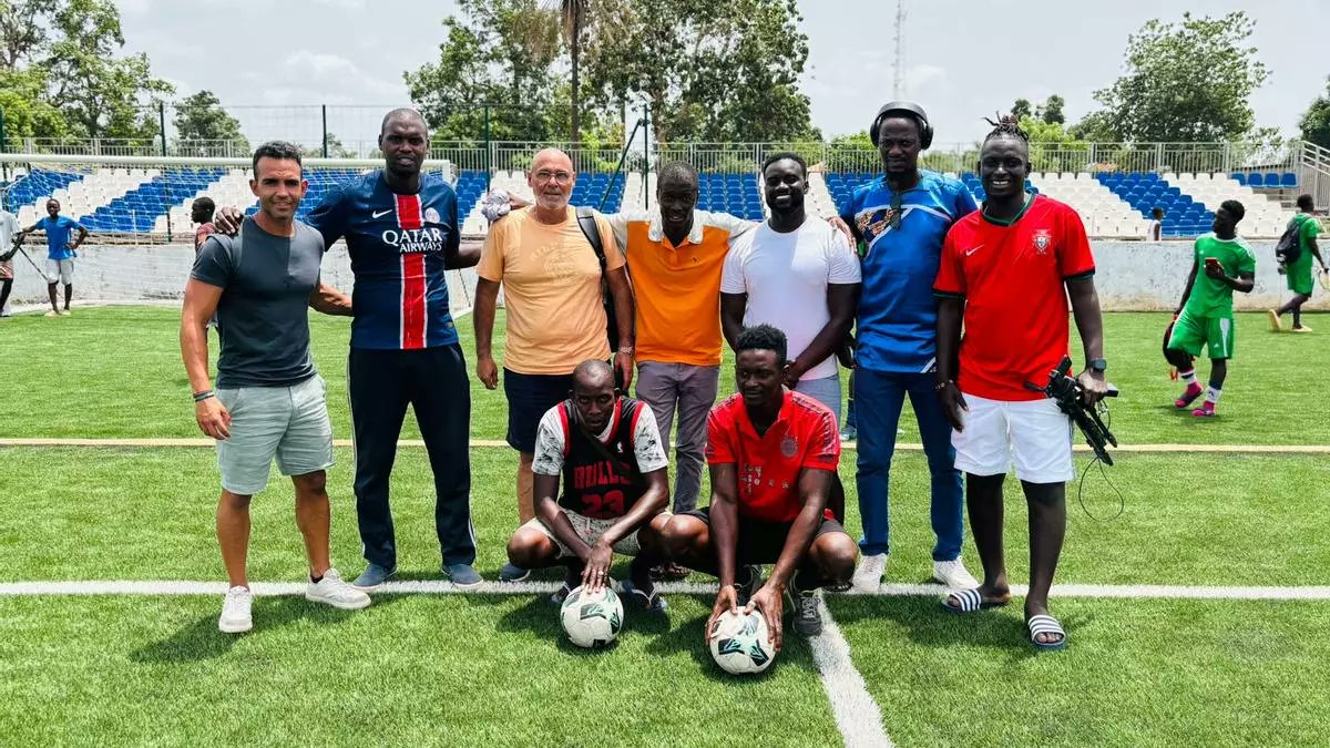 🌍⚽ 𝐃𝐚𝐯𝐢𝐝 𝐂𝐡𝐨𝐫𝐫𝐨, 𝐟ú𝐭𝐛𝐨𝐥 𝐡𝐚𝐬𝐭𝐚 𝐆𝐮𝐢𝐧𝐞𝐚 𝐁𝐢𝐬𝐬𝐚𝐮 𝐜𝐨𝐧 𝐞𝐥 𝐜𝐨𝐫𝐚𝐳ó𝐧 𝐩𝐨𝐫 𝐝𝐞𝐥𝐚𝐧𝐭𝐞

El preparador físico extremeño David Chorro, que fue comentarista de Radiogolex y campeón de Europa con el Real Madrid, ha vivido una experiencia