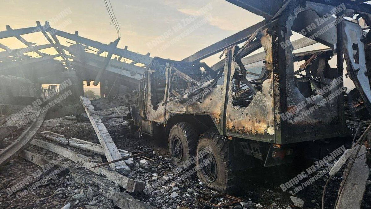Des drones ukrainiens ont attaqué et détruit des hangars contenant du matériel militaire russe dans le village de Shyshivka, dans la région de Donetsk.
Pendant ce temps, les russes visent les civils.