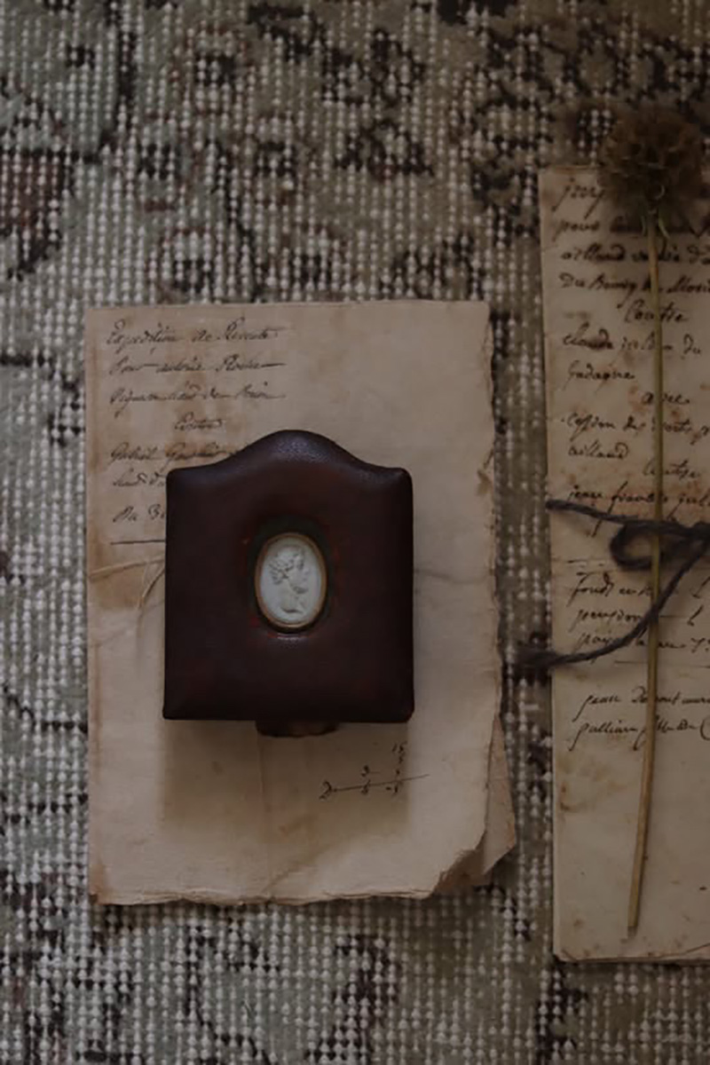 6月蚤の市　おすすめ作品
Le Carthé

フランス額装・カルトナージュ作家 Le Carthé さんの額装作品
アンティークの額に石膏のメダイををおさめた作品
antiquesalon.theshop.jp/blog/2025/06/2…

6月蚤の市
6.27(金) - 6.29(日) 12時〜19時（最終日は17時まで）
入場無料