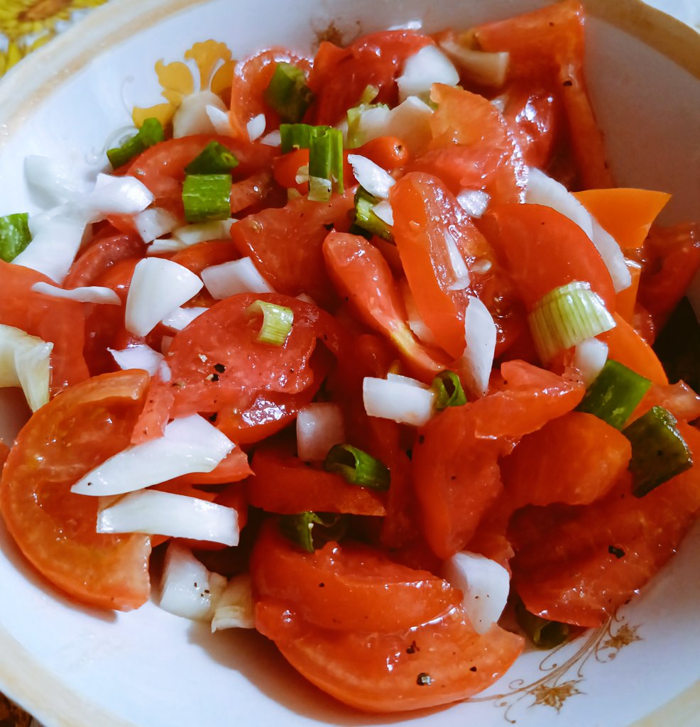 nico_patrascu's tweet photo. #potatostew with #sausage and #tomatosalad https://t.co/LWmQ87J32j