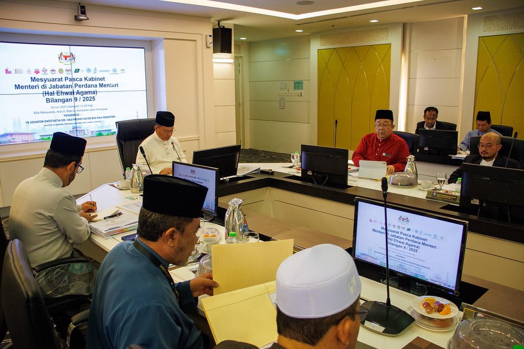 Pagi tadi saya mempengerusikan Mesyuarat Pasca Kabinet bersama para Ketua Agensi dibawah jabatan perdana menteri hal ehwal agama. Suasana penuh tumpuan dan iltizam menyelimuti mesyuarat ini menandakan kesungguhan kita dalam memperkasa penyelarasan dasar, kelancaran pelaksanaan