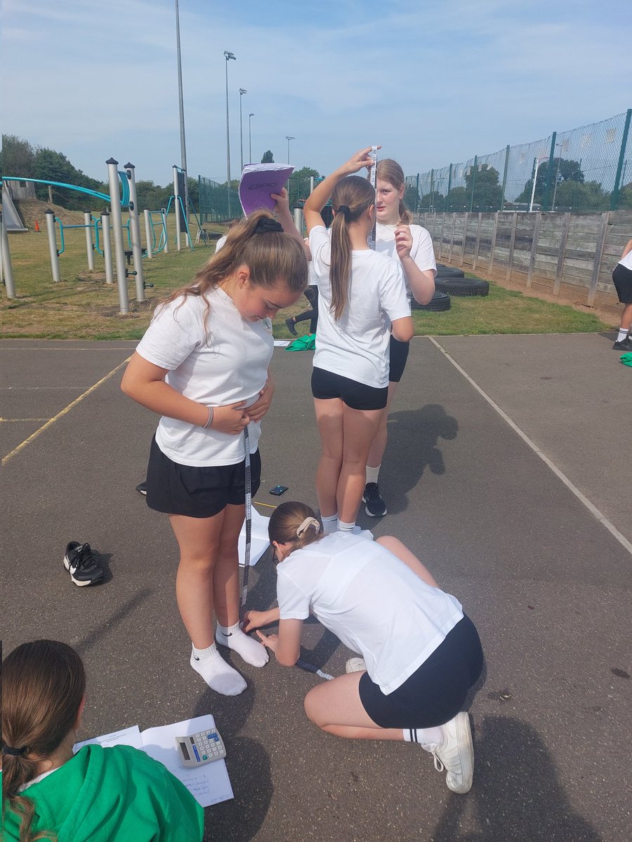 Seahorses_Class's tweet image. Y6 have enjoyed exploring Fibonacci's sequence and it's relation to The Golden Ratio and the human body. We have measured our bodies and calculated ratios to compare our bodies to The Vitruvian Man by Da Vinci @cormorantsclass @WillowsCE