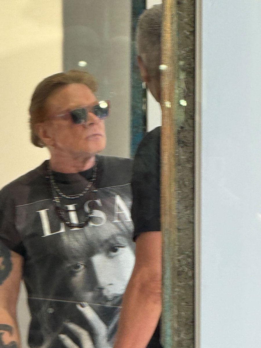 LaliceUpdates's tweet photo. Another picture of Axl Rose from Guns N' Roses wearing a #LALISA Printed t-shirt (📍Barcelona) 

📸 Dagny Rose 

@wearelloud #LISA https://t.co/ioIkNYtExU