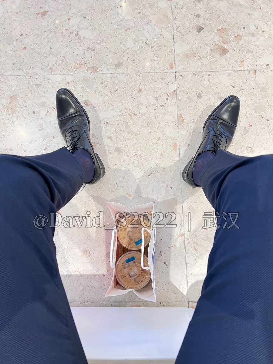 下雨天，买咖啡等朋友一起看电影。#武汉 #皮鞋丝袜