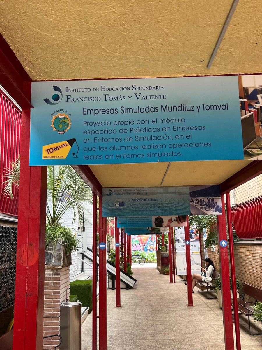 💡Visita al IES Francisco Tomás y Valiente de #Madrid, todas las instalaciones y proyectos y en especial las empresas simuladas #Mundiluz y #Tomval 

Desde el curso 2005/2006 aplican la metodologia #SEFED tanto en grado medio como superior de Administración y Gestión 🧑‍💻