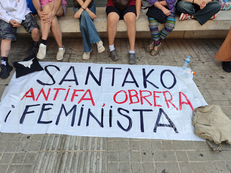 Absoltes les feministes denunciades per l’entorn de VOX

Tres feministes de la ciutat absoltes després de la denúncia sense fonament presentada x l’entorn de VOX x un incident a l’entrada de l’acte que aquest partit va organitzar a <a href="/la_ciba/">La CIBA</a>

Llegeix aquí➡️infograma.cat/absoltes-les-f…