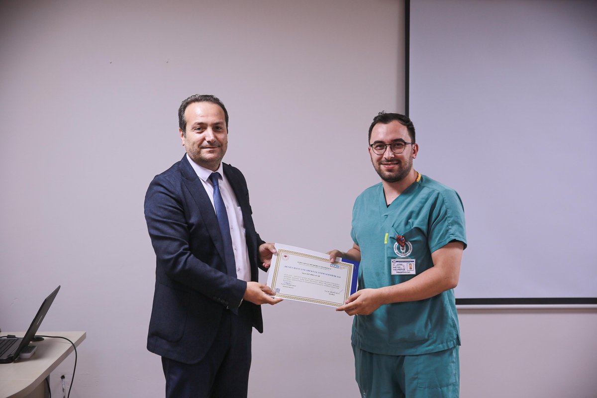 Üniversitemiz Hayvan Deneyleri Yerel Etik Kurulu (HADYEK) tarafından düzenlenen “Deney Hayvanı Kullanım Sertifikası Kursu”nu başarıyla tamamlayan katılımcılara sertifikaları törenle verildi.