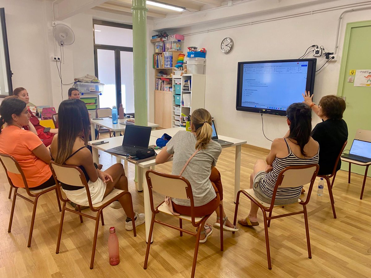 Ens formem i assessorem sobre diversitat i inclusió amb l'associació Joc Viu. Gràcies <a href="/TotRaval/">Tot Raval</a> per l'oportunitat de millorar la nostra tasca educativa! #escolaoberta