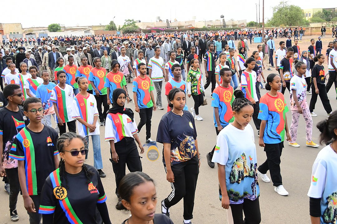 President Isaias Afwerki laid a Wreath at Asmara's Patriots Cemetery in the morning hours today in tribute &amp; remembrance of #Eritrea's heroic Martyrs. 

Ceremony included public procession from Sheda Square to the Cemetery &amp; cultural shows on precious sacrifices paid to achieve