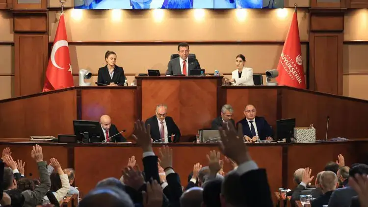 SON DAKİKA | İBB Meclisi'nde yapılan oylamayla AKP grubunun 'hayır' oylarına karşılık CHP grubunun oy çokluğuyla, Aziz Mahmud Hüdayi Vakfı ve İlim Yayma Cemiyeti'ne verilen yurt binalarının tahsislerinin iptaline karar verildi.