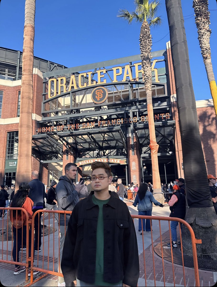 mrfu_mayganon's tweet image. yung nagdadagsaan ang mga tao dahil may baseball game daw. (so nakipicture nalang para kunwari belong ako. belong?!) #oraclepark #sanfrancisco #california #usa #tagabulabogngbuonguniverse #mayganon