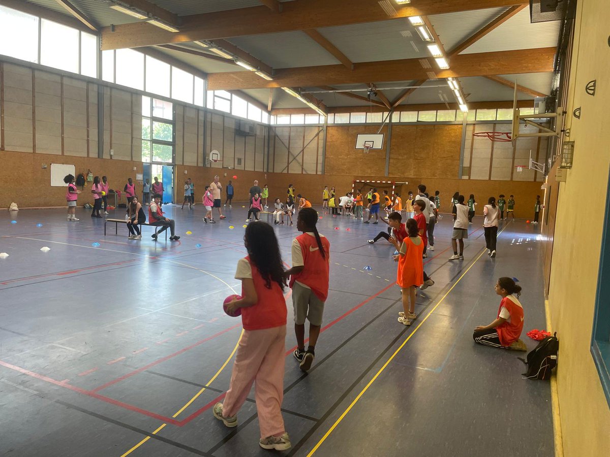 L'année scolaire et sportive se clôture ce mercredi 18 juin par une animation de district autour d'un tournoi de #Doodgeball
Partage et plaisir de formation autour de la pratique sportive des élèves.
Merci aux établissements présents 👏🏼
@unss_paris <a href="/ClgGRouault/">Collège Georges Rouault</a>
